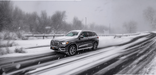Car driving in the snow, demonstrating the all-season performance of the Pirelli P Zero tire