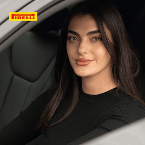 Toni Breidinger en el circuito, parte del marketing de influencers de Pirelli