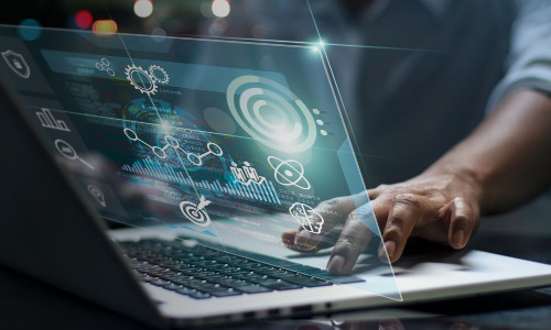 Especialista de marketing analizando datos con un dashboard de IA para el sector automotriz