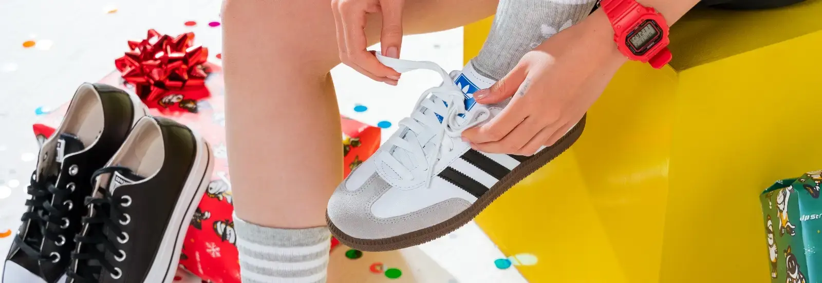 Visuales festivos y juguetones de la campaña navideña de dpstreet, destacando mensajes audaces y una estética vibrante.